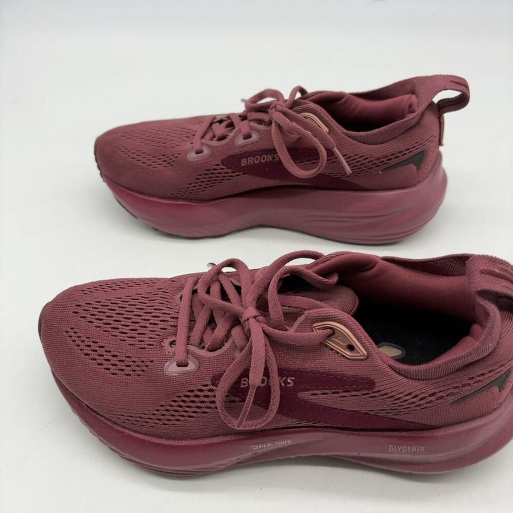 Brooks Athletic Shoes in Mauve Pink